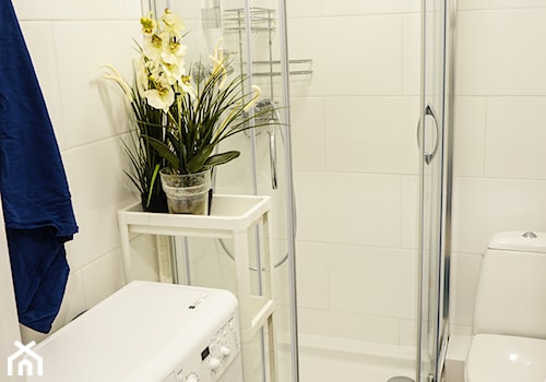 Wynajem i podział przestrzeni - Mała bez okna z pralką / suszarką łazienka, styl tradycyjny - zdjęcie od Gadom Projekt