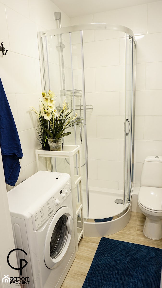 Wynajem i podział przestrzeni - Mała bez okna z pralką / suszarką łazienka, styl tradycyjny - zdjęcie od Gadom Projekt