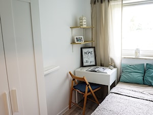 Wynajem i podział przestrzeni - Mała biała z biurkiem sypialnia, styl tradycyjny - zdjęcie od Gadom Projekt