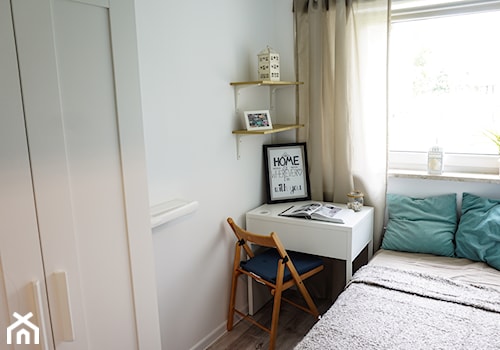 Wynajem i podział przestrzeni - Mała biała z biurkiem sypialnia, styl tradycyjny - zdjęcie od Gadom Projekt