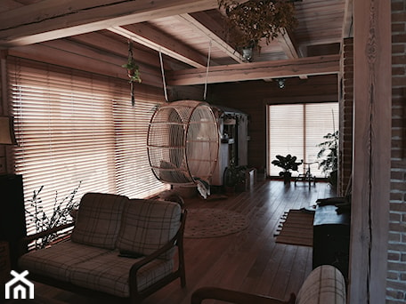 Aranżacje wnętrz - Salon: Żaluzje bambusowe w pięknym drewnianym domu - Nasze Domowe Pielesze - Nasze Domowe Pielesze. Przeglądaj, dodawaj i zapisuj najlepsze zdjęcia, pomysły i inspiracje designerskie. W bazie mamy już prawie milion fotografii!