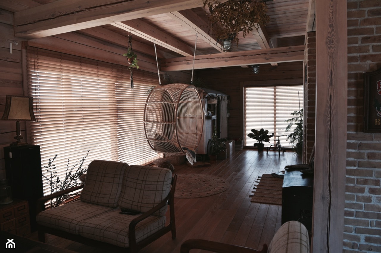 Żaluzje bambusowe w pięknym drewnianym domu - Nasze Domowe Pielesze - zdjęcie od Nasze Domowe Pielesze - Homebook