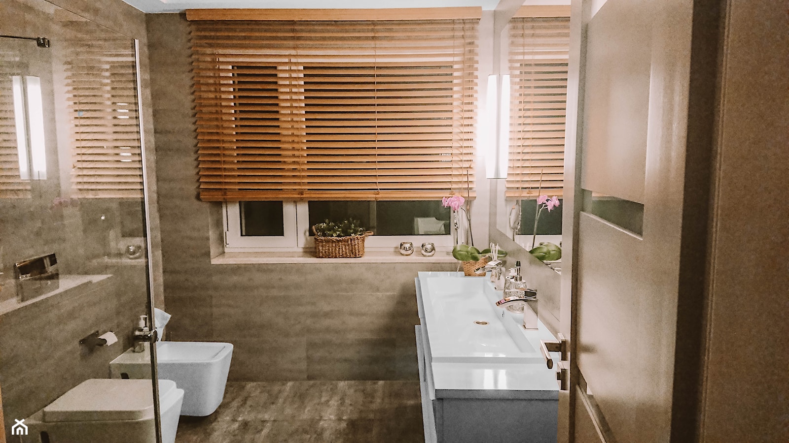 Żaluzja bambusowa 50mm w łazience - Nasze Domowe Pielesze - zdjęcie od Nasze Domowe Pielesze - Homebook