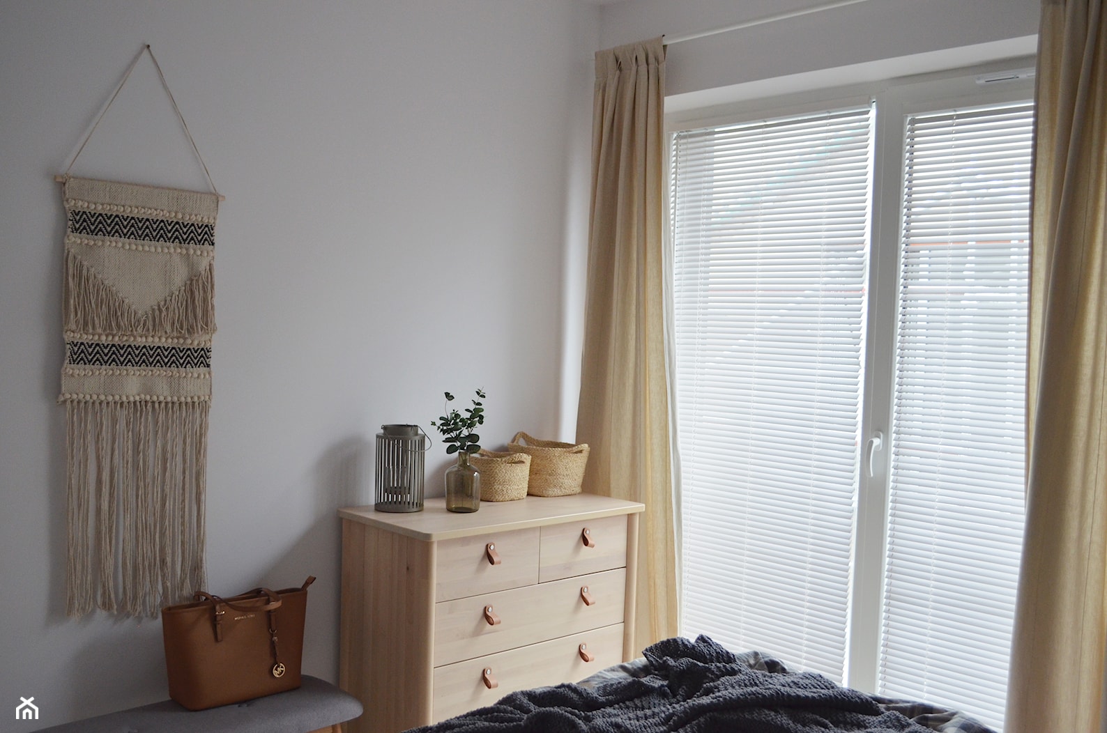 Żaluzje drewniane w sypialni - Nasze Domowe Pielesze - zdjęcie od Nasze Domowe Pielesze - Homebook