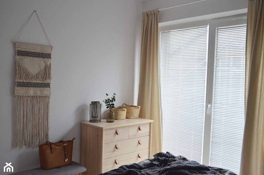Żaluzje drewniane w sypialni - Nasze Domowe Pielesze - zdjęcie od Nasze Domowe Pielesze