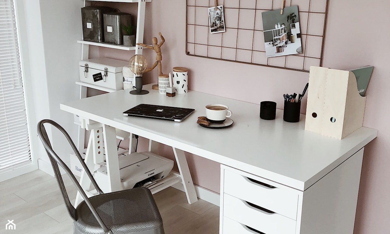białe biurko w stylu skandynawskim