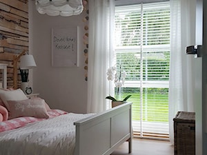 Białe żaluzje drewniane w sypialni- Nasze Domowe Pielesze - zdjęcie od Nasze Domowe Pielesze