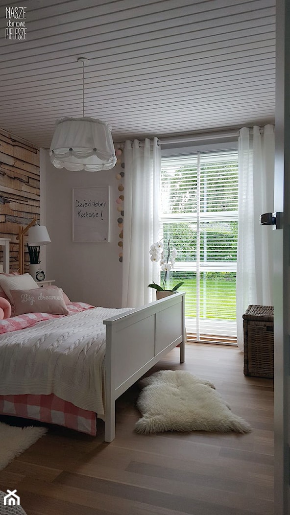 Białe żaluzje drewniane w sypialni- Nasze Domowe Pielesze - zdjęcie od Nasze Domowe Pielesze - Homebook