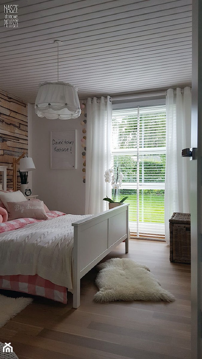 Białe żaluzje drewniane w sypialni- Nasze Domowe Pielesze - zdjęcie od Nasze Domowe Pielesze