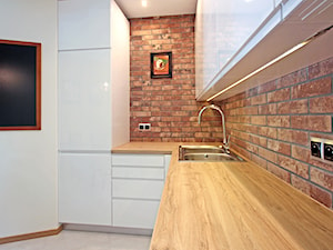 Kuchnia i białych frontach i drewnianym blacie - zdjęcie od MaxDesigner