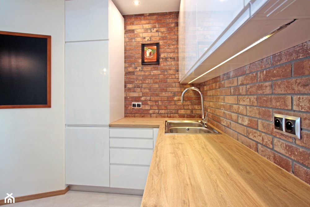 Kuchnia i białych frontach i drewnianym blacie - zdjęcie od MaxDesigner - Homebook