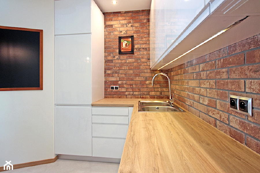 Kuchnia i białych frontach i drewnianym blacie - zdjęcie od MaxDesigner