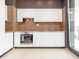 Mieszkanie Os. Europejskie - Średnia zamknięta czarna z zabudowaną lodówką z nablatowym zlewozmywakiem kuchnia w kształcie litery l z oknem, styl nowoczesny - zdjęcie od MaxDesigner