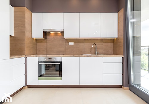 Mieszkanie Os. Europejskie - Średnia zamknięta czarna z zabudowaną lodówką z nablatowym zlewozmywakiem kuchnia w kształcie litery l z oknem, styl nowoczesny - zdjęcie od MaxDesigner