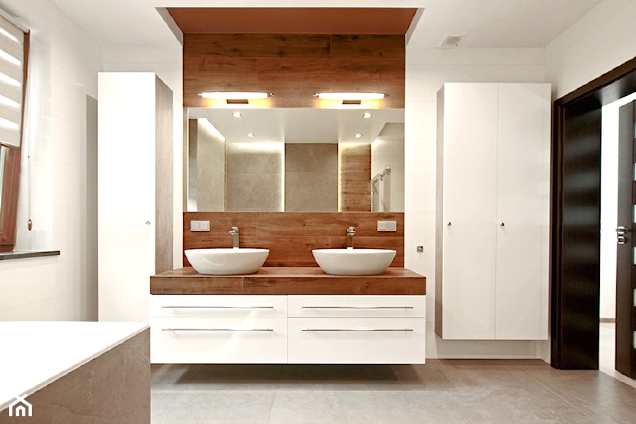 Nowoczesna łazienka - Średnia z dwoma umywalkami z punktowym oświetleniem łazienka z oknem, styl minimalistyczny - zdjęcie od MaxDesigner