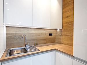 Drewno i biel w kuchni - zdjęcie od MaxDesigner