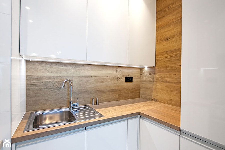 Drewno i biel w kuchni - zdjęcie od MaxDesigner