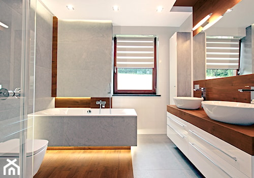 Nowoczesna łazienka - Średnia z lustrem z dwoma umywalkami z punktowym oświetleniem łazienka z oknem, styl minimalistyczny - zdjęcie od MaxDesigner