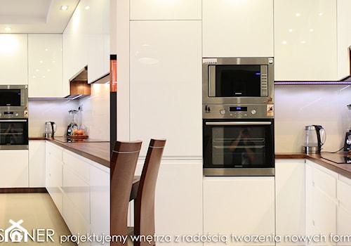 Mieszkanie na Os. Złocień - Duża otwarta biała z zabudowaną lodówką z lodówką wolnostojącą kuchnia w kształcie litery l, styl nowoczesny - zdjęcie od MaxDesigner