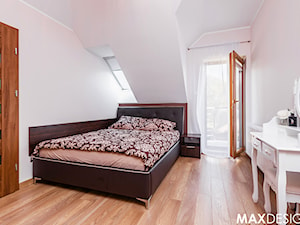 Ostoja spokoju pod Krakowem - Średnia biała sypialnia na poddaszu z balkonem / tarasem, styl nowoczesny - zdjęcie od MaxDesigner