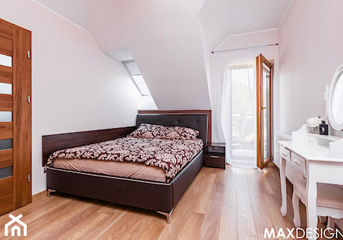 Ostoja spokoju pod Krakowem - Średnia biała sypialnia na poddaszu z balkonem / tarasem, styl nowoczesny - zdjęcie od MaxDesigner