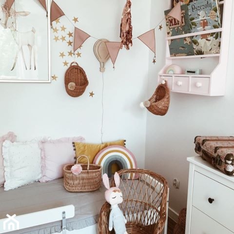 Moje mieszkanie - Mały biały pokój dziecka dla dziecka dla dziewczynki, styl tradycyjny - zdjęcie od nieoptymistka