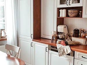 Moje mieszkanie - Średnia zamknięta biała z zabudowaną lodówką z lodówką wolnostojącą kuchnia w kształcie litery l z oknem, styl tradycyjny - zdjęcie od nieoptymistka