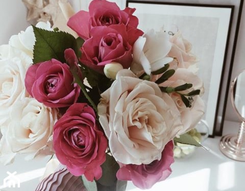 bukiet róż w salonie w stylu skandynawskim