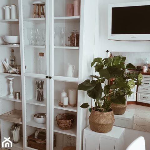 Moje mieszkanie - Średnia zamknięta biała z zabudowaną lodówką z lodówką wolnostojącą kuchnia w kształcie litery l, styl tradycyjny - zdjęcie od nieoptymistka