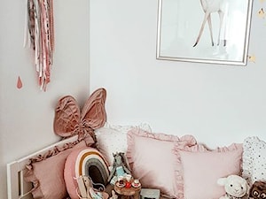 Moje mieszkanie - Mały biały pokój dziecka dla dziecka dla dziewczynki, styl tradycyjny - zdjęcie od nieoptymistka