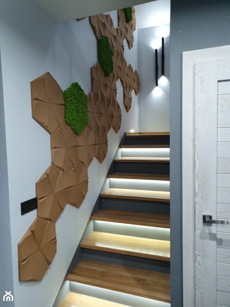 Panele korkowe 3D na klatce schodowej - zdjęcie od myMODULO Ubierzemy Twoje ściany - Homebook