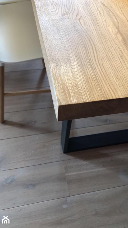 Stół Forza o prostej krawędzi dębu na nogach malowanych na kolor czarny - zdjęcie od Gioia Furniture - Homebook