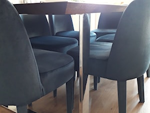 Stół jadalniany Forza z dębem barwionym i błyszczącymi nogami ze stali nierdzewnej polerowanej - zdjęcie od Gioia Furniture