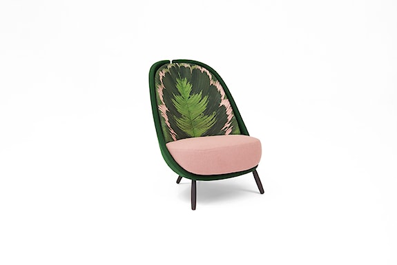 zielony fotel z roślinnym wzorem, trendy z targów salone del mobile