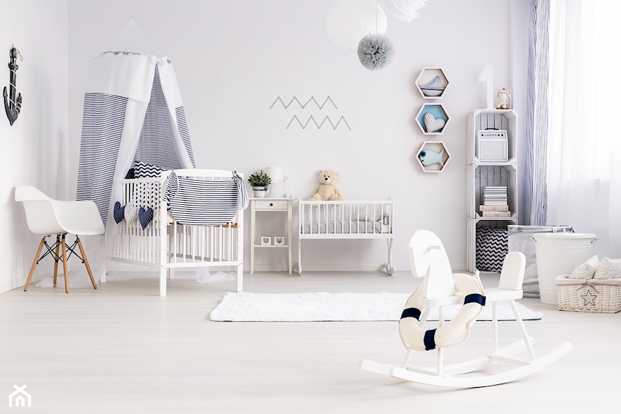 Duży biały pokój dziecka dla niemowlaka dla chłopca dla dziewczynki, styl skandynawski - zdjęcie od Lukso.pl