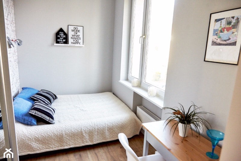 Jak z pokoju z kuchnią zrobiłam 2 pokoje. - Mała biała z biurkiem sypialnia, styl skandynawski - zdjęcie od alinakar@op.pl - Homebook