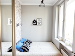 Jak z pokoju z kuchnią zrobiłam mieszkanie 2 pokojowe. - Mała szara sypialnia, styl skandynawski - zdjęcie od alinakar@op.pl