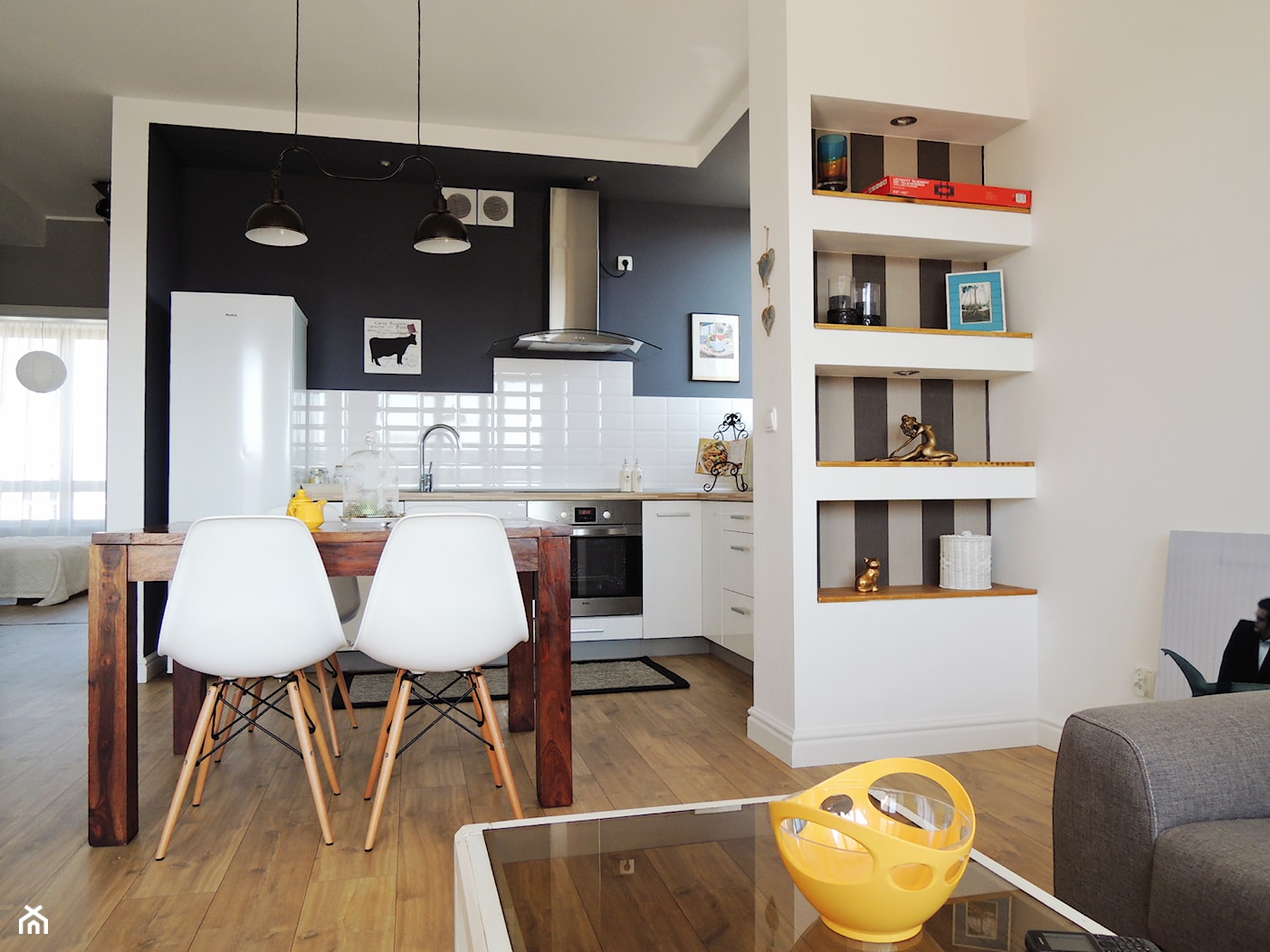 Pokój dzienny z aneksem kuchennym. Regał i stół stanowią umowną granicę między kuchnią a pokojem dziennym. - zdjęcie od alinakar@op.pl - Homebook