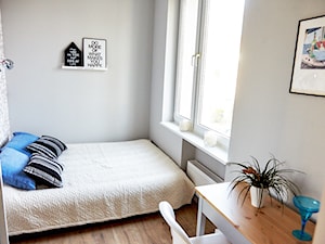Jak z pokoju z kuchnią zrobiłam mieszkanie 2 pokojowe. - Mała biała szara z biurkiem sypialnia, styl skandynawski - zdjęcie od alinakar@op.pl