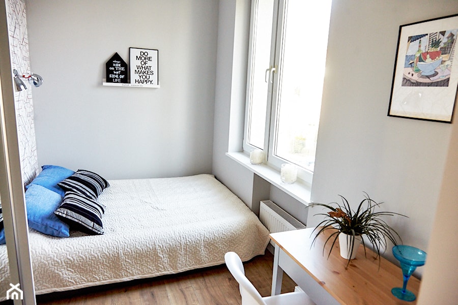 Jak z pokoju z kuchnią zrobiłam mieszkanie 2 pokojowe. - Mała biała szara z biurkiem sypialnia, styl skandynawski - zdjęcie od alinakar@op.pl