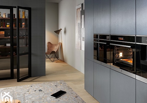 Electrolux Intuit - Średnia otwarta z salonem z kamiennym blatem z zabudowaną lodówką kuchnia w kształcie litery u, styl industrialny - zdjęcie od neonet.pl