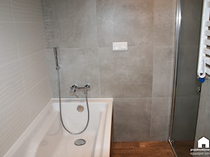funkcjonalna łazienka z wanną i prysznicem - zdjęcie od ewa.pazgier