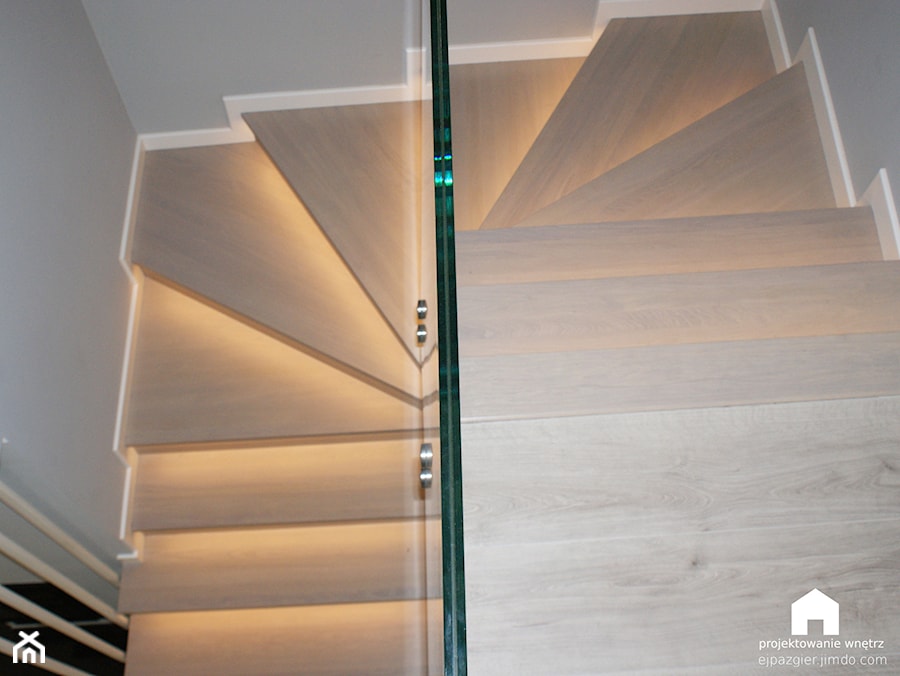Podświetlone schody - zdjęcie od ewa.pazgier