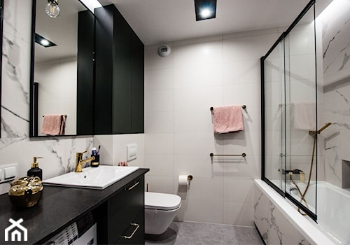 Apartament Młoda Morena w Gdańsku - Mała bez okna z lustrem z punktowym oświetleniem łazienka, styl nowoczesny - zdjęcie od pracowniabueno