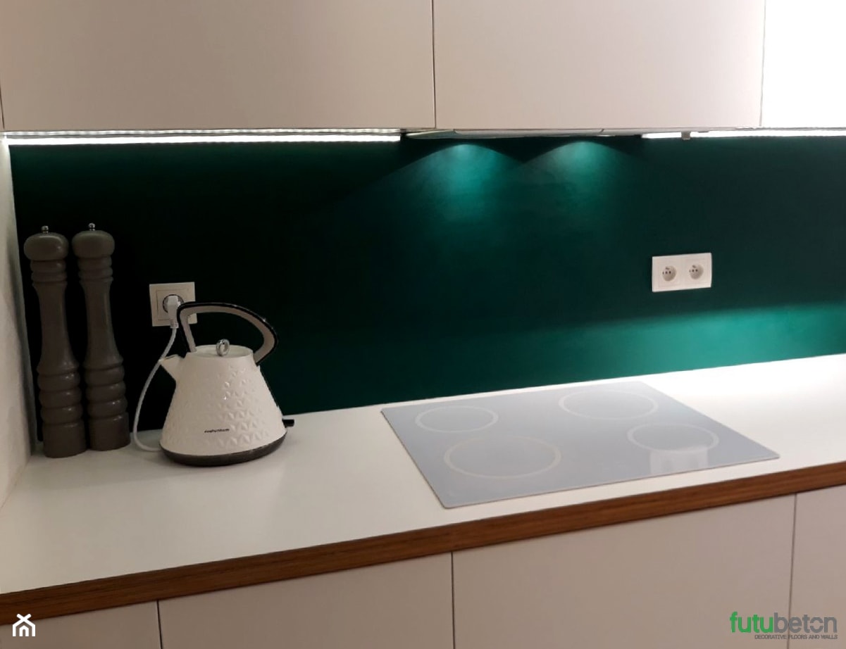 Butelkowa zieleń w kuchni - zdjęcie od FutuBeton - Homebook