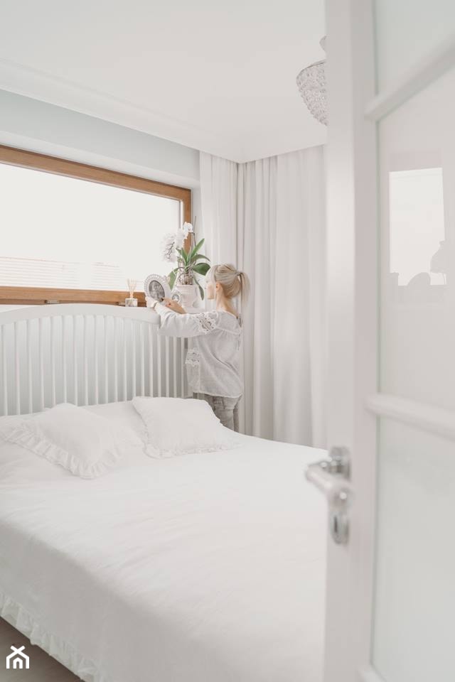 ROMANTYCZNA PROWANSJA - Mała biała sypialnia - zdjęcie od LOUBA - Homebook