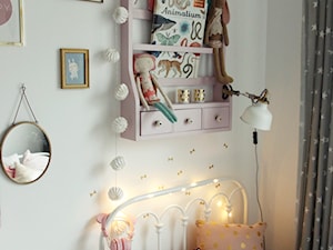 Pokój dziecięcy - Mały biały pokój dziecka dla dziecka dla dziewczynki, styl skandynawski - zdjęcie od mrspolkadot