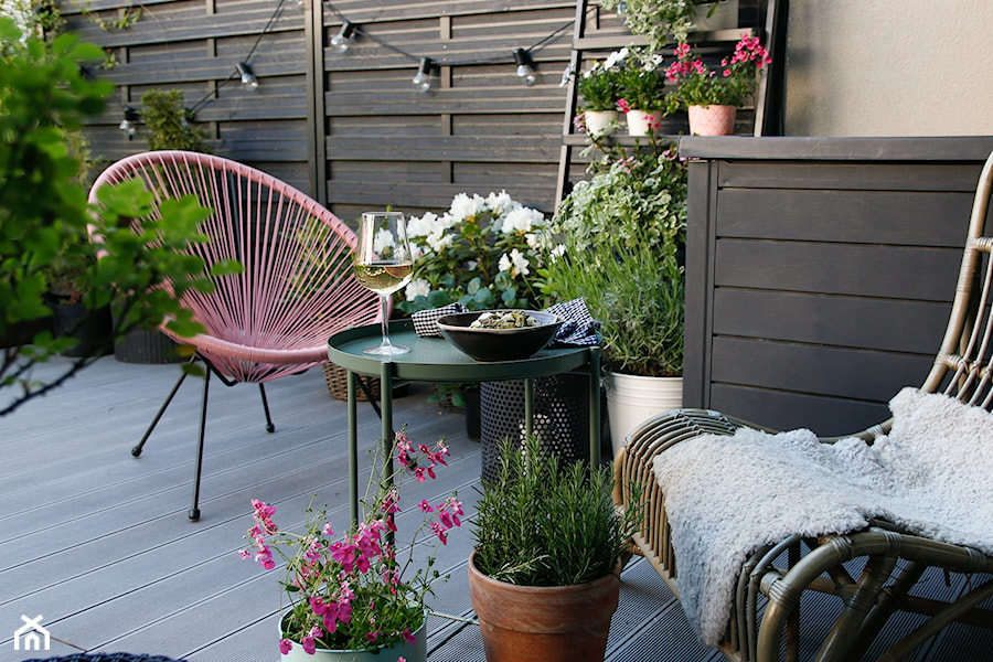 Taras - Średni z podłogą z desek z meblami ogrodowymi z donicami na kwiaty taras z tyłu domu, styl nowoczesny - zdjęcie od mrspolkadot
