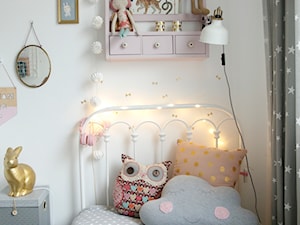 Pokój dziecięcy - Mały biały pokój dziecka dla dziecka dla chłopca dla dziewczynki, styl skandynawski - zdjęcie od mrspolkadot