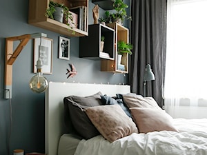 Sypialnia - Mała biała czarna sypialnia, styl skandynawski - zdjęcie od mrspolkadot